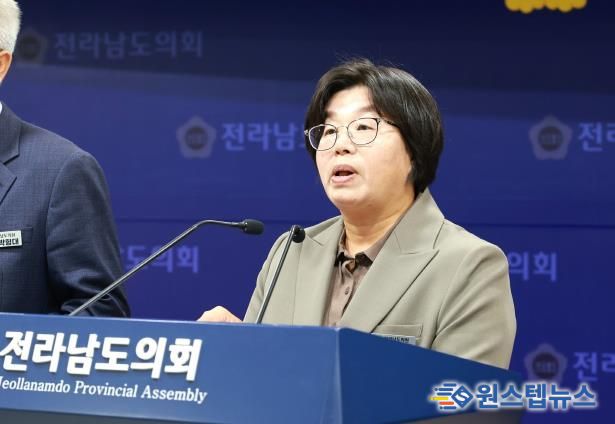 11월 3일, 도의회 브리핑룸에서 진보당·정의당 소속 도의원들이 한미 관세 협상에 대한 공동 기자회견을 열고 정부의 대미 현금투자 합의를 규탄하고 있다.