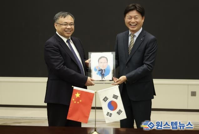 조용익 부천시장(오른쪽)이 2일 왕흐어성 하얼빈시장을 만나 자매결연 체결 30주년을 기념하며 사진을 촬영하고 있다.