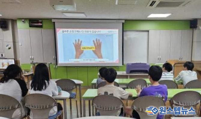 화성특례시가 관내 어린이들을 대상으로 손씻기 교육을 하고 있다