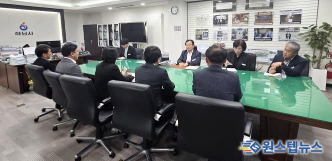 하남시의회 의장단과 상임위원장단은 11월 5일 이현재 하남시장실을 방문해 문화 예산 삭감 발언에 대한 유감의 뜻을 표명하고, 내년 예산 심사를 앞두고 하남발전을 위한 협치 의지를 재확인했다. (사진_하남시의회 제공)