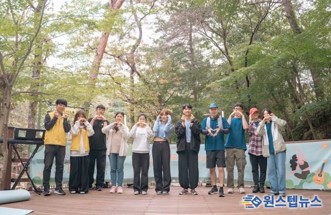 2025 강북 웰니스 요가 콘서트’의 주요 제작진들이 기념촬영을 하고 있다.