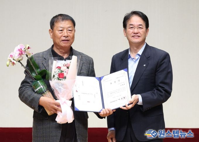 고양시 문화예술진흥 유공자 표창 기념촬영_이동환 고양시장(오른쪽), 고양들소리보존회 안명회님(왼쪽)