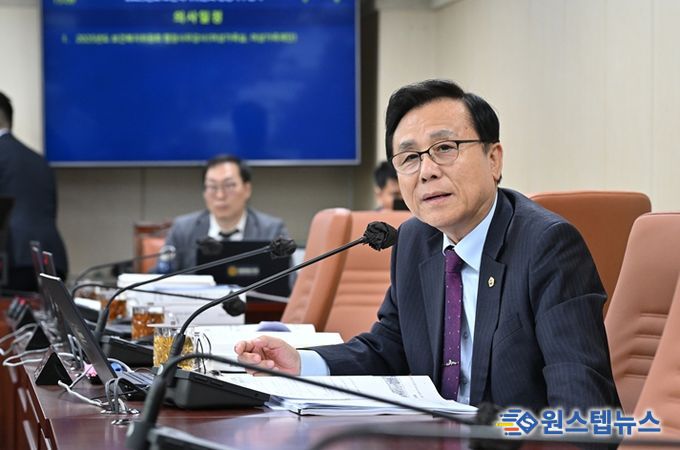 강석주 시의원이 여성가족실 행정사무감사에서 질의를 하고 있다.