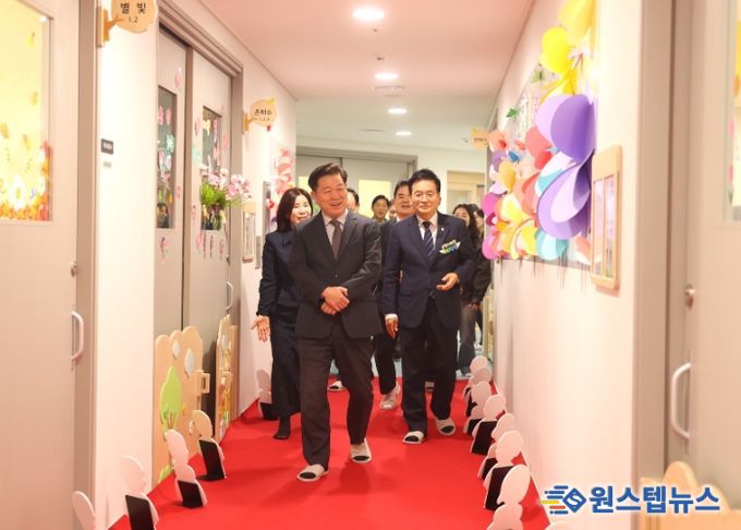 박승원 광명시장이 6일 ‘시립더헤리티지어린이집’ 내부를 둘러보고 있다.
