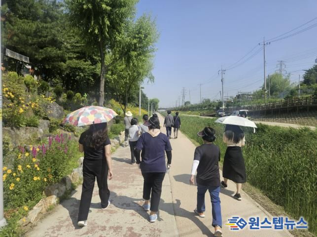 시민들이 단원보건소 '신길천 걷기' 프로그램에 참여하고 있다.