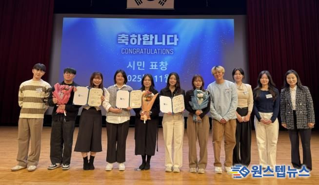 혁신나래연구단 우수과제 수상 팀이 수상 후, 기념사진을 촬영하고 있다.