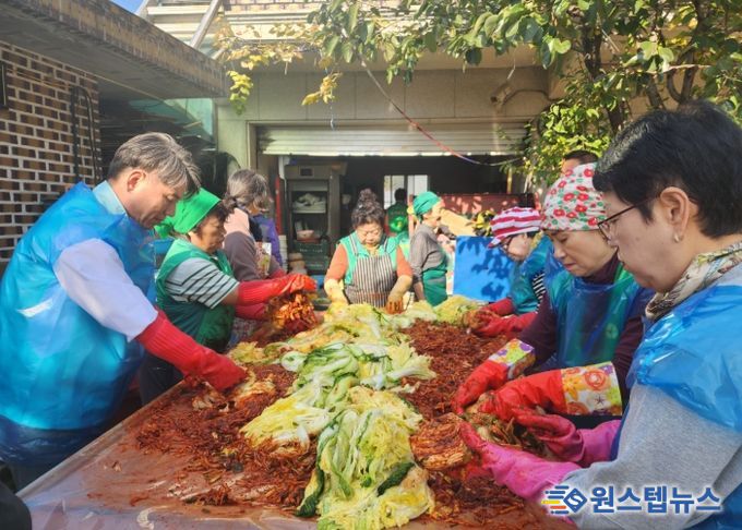 남양주시 오남읍 새마을부녀회, 따뜻한 나눔 실천 ‘사랑의 김장 담그기’
