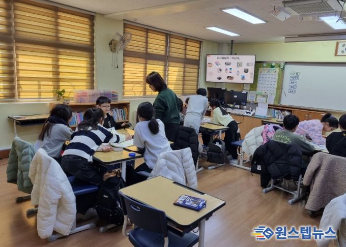 지역 시민이 직접 디지털 윤리 강사로 참여하는 '디지털 윤리 교실'이 진행되고 있다.