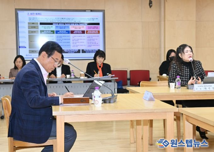 11월 6일 시청 상황실에서 열린 하남시 평생교육 중장기 발전계획 중간보고회에서 이현재 하남시장을 비롯한 관계자들이 회의에 참여하고 있다.