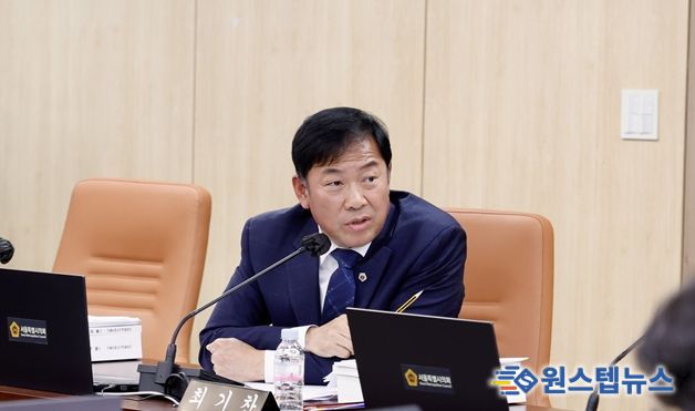 행정사무감사에서 질의하는 박승진 의원