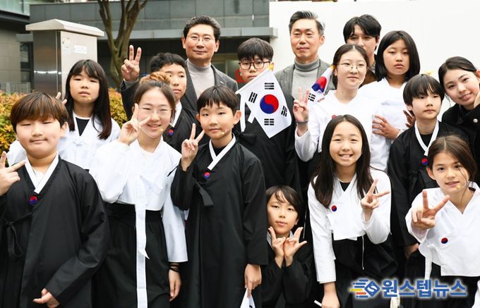 8일 수지구청에서 이상일 시장이 뮤지컬 ’13살 소녀의 이야기‘ 출연자들과 기념 사진을 촬영하고 있다