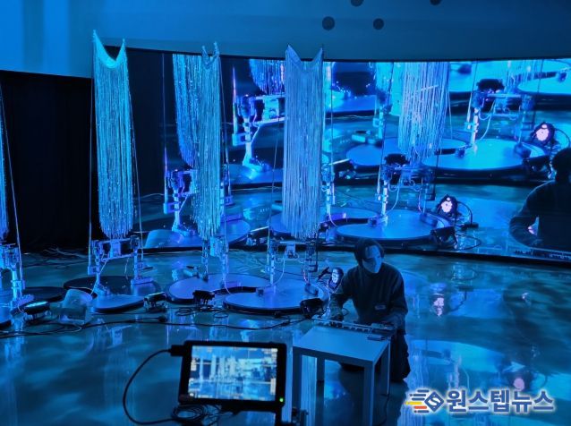 권병준 작가가 프리뷰 퍼포먼스를 진행하고 있다.