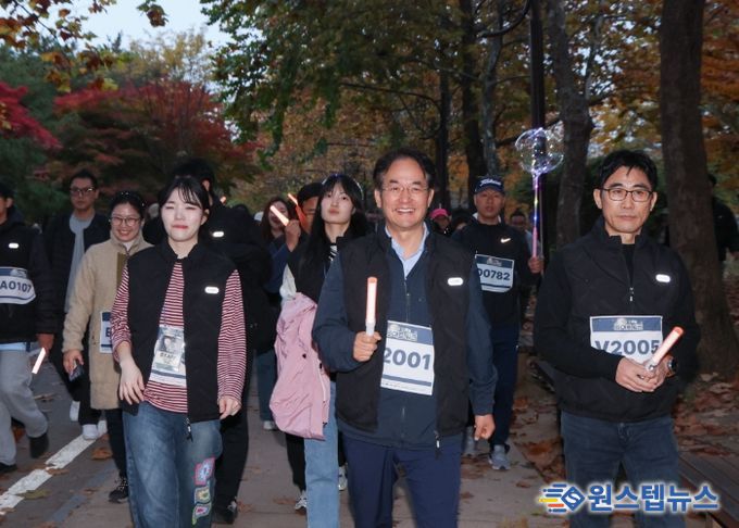 이동환 고양특례시장과 시민들이 일산호수공원을 걷고 있다.