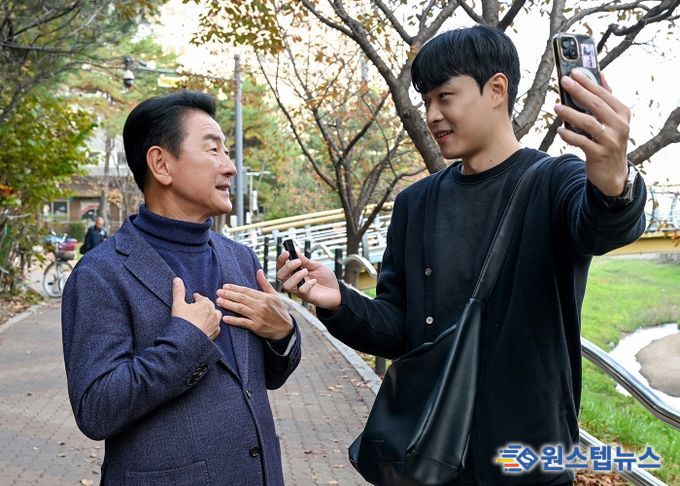 김동근 시장이 11월 6일 ‘민생속으로’의 일환으로 시민 크리에이터 홍상원 씨와 소통하고 있다.