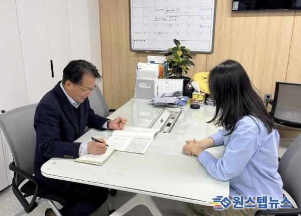 소상공인이 소상공인원스톱지원센터에서 전문가에게 상담받고 있다.