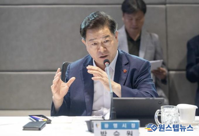 박승원 광명시장이 지난 9월 시청 컨퍼런스룸에서 열린 '2025년 제2차 재정전략회의'에 참석해, 재정 전문가들과 함께 국가 재정정책 기조에 따른 지방 대응 전략과 광명시 재정 혁신 방향을 심도 있게 논의했다.