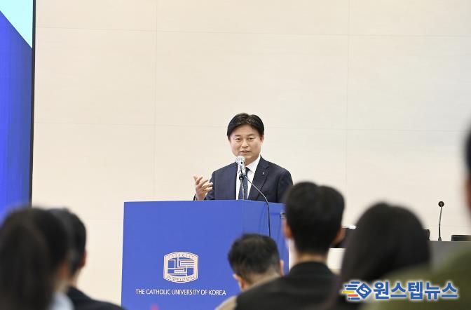 조용익 부천시장이 12일 가톨릭대학교 행정학술제에서 ‘청년이 미래를 잇다’를 주제로 특별강연을 진행하고 있다.