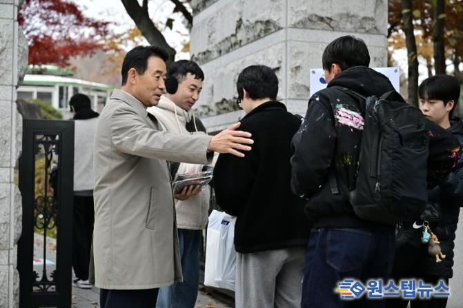 백영현 포천시장, 수험생 응원 위해 동남고 방문해 격려