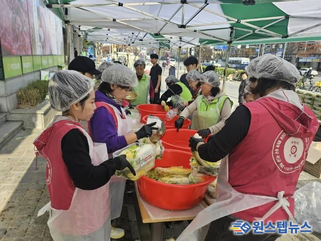 지난 13일 부천농협, 농협 부천시지부에서 독거노인 위한 백김치 257박스를 전달했다.