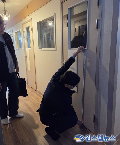 수원특례시, 유관기관 관계자들이 신종·변종 룸카페를 대상으로 합동점검을 진행하고 있다.