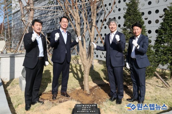 정명근 화성특례시장, 배정수 화성특례시의회 의장, 이영석 ASM코리아 대표가 기념 식수를 하고 기념촬영을 하고 있다
