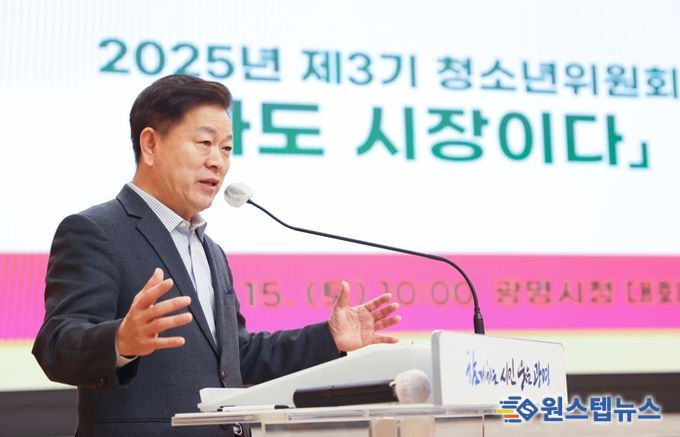 박승원 광명시장이 지난 15일 시청 대회의실에서 개최한 청소년 정책제안 보고회 '나도 시장이다'에 참석해 인사말을 하고 있다.