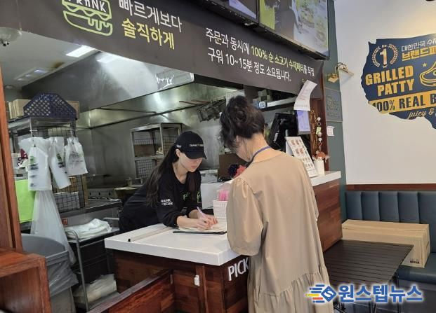 성남시 어린이 기호식품 전담관리원이 지난 9월 학교 주변 햄버거 판매점에서 영업자와 종업원의 건강진단 실시 여부를 점검하고 있다