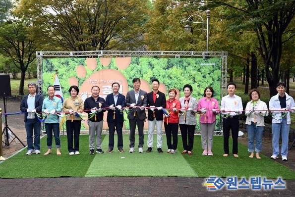 이민근 안산시장(사진 왼쪽에서 여섯번 째)이 10월 11일 안산호수공원에서 열린 공원 어싱데이에서 참석자들과 함께 기념촬영을 하고 있다.