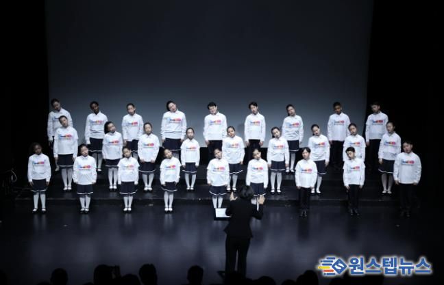 안산시 세계소년소녀합창단이 15일 소극장 보노마루에서 열린 ‘제15회 정기연주회’ 무대에서 합창을 하고 있다.