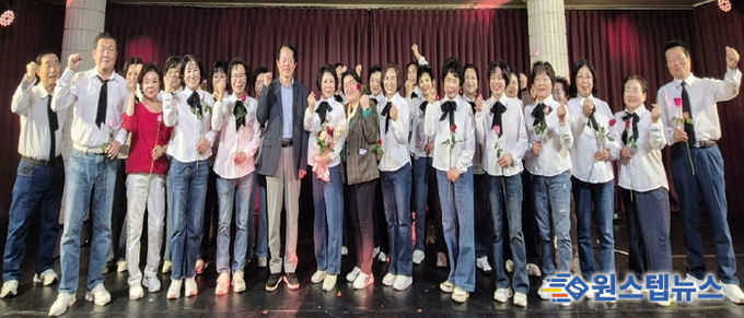 수원시 영통구 광교2동 라온시니어 합창단, 주민 환호 속에 정기연주회 성료