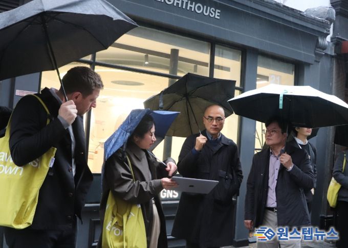 김병수 시장이 런던의 대표적 문화예술거리인 소호거리를 찾아 도시재생 성공 비결과 특징을 살피고 있다.