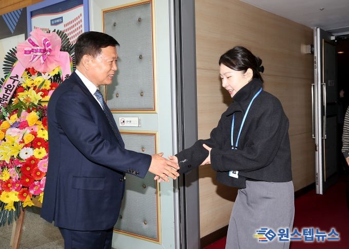 이영인 제4대 신임 수원도시공사 사장이 이날 오전 한누리아트홀에서 열린 취임식에서 공사 임직원들과 인사를 나누고 있다. (사진=수원도시공사 제공)