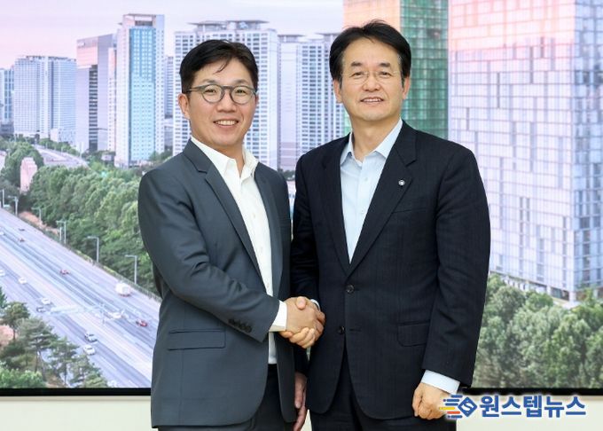 (오른쪽)이동환 고양특례시장과 김유원 네이버클라우드 대표이사