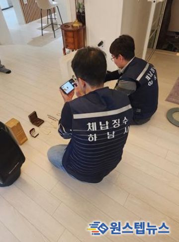 하남시 세원관리과 주무관이 체납자 사업장을 방문해 징수 독려를 하고 있다.