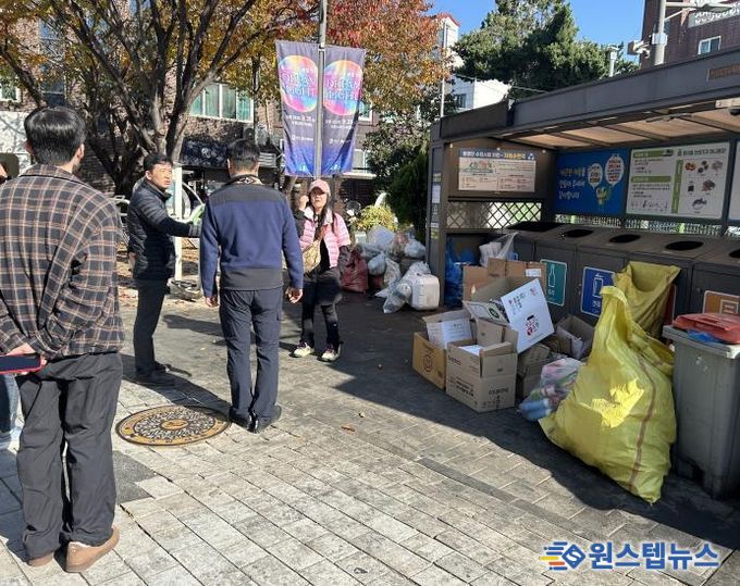 수원시 관계자들이 16일 신풍동 에코스테이션을 점검하고 있다.