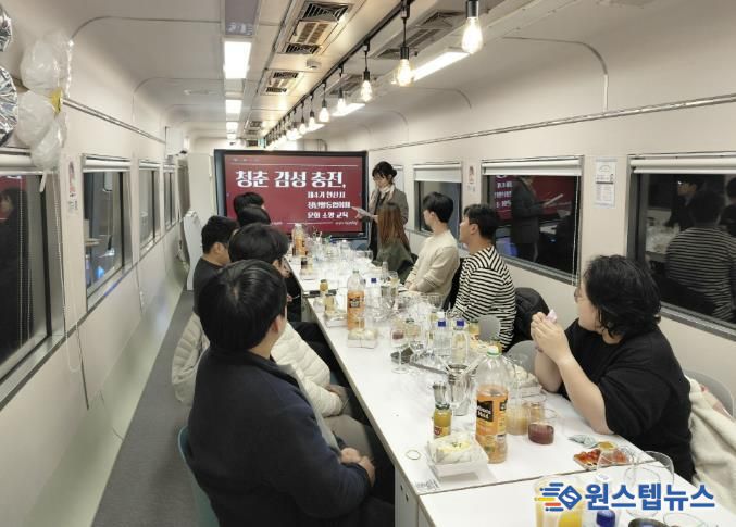 안산시 제4기 청년활동협의체 위원들이 17일 안산시 청년센터 상상스테이션에서 청춘 감성 충전 문화 교육을 받고 있다.