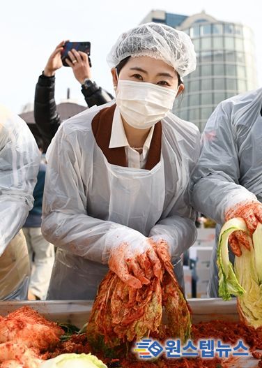 구미경의원 김장행사에 직접 참여하고 있다