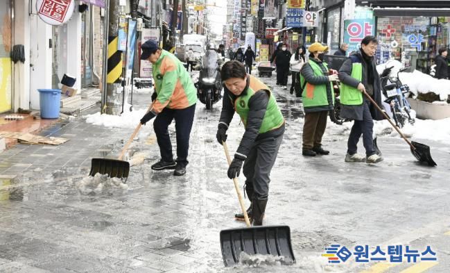 조용익 부천시장이 지난해 부천역 마루광장을 찾아 폭설 대응 상황을 점검한 뒤 제설작업에 동참했다.