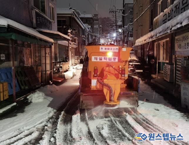 부천시가 강설에 대비해 밤사이 주요 도로 및 결빙취약구간에 제설차를 투입하고 제설작업을 실시하고 있다.