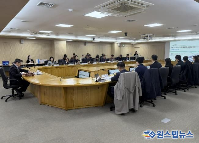 부천시는 지난 18일 시청 창의실에서 남동경 부시장 주재로 ‘2025년 부천시 스마트도시사업협의회’를 열었다.