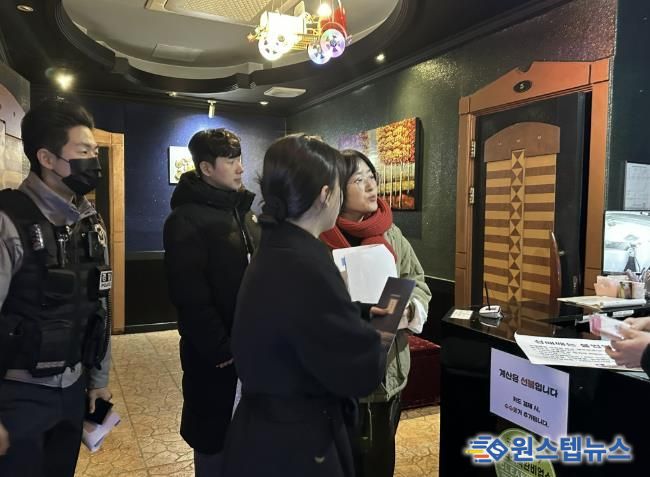 수원시와 유관기관 관계자들이 인계동 소재 유흥주점업소 대상으로 합동 점검을 하고 있다