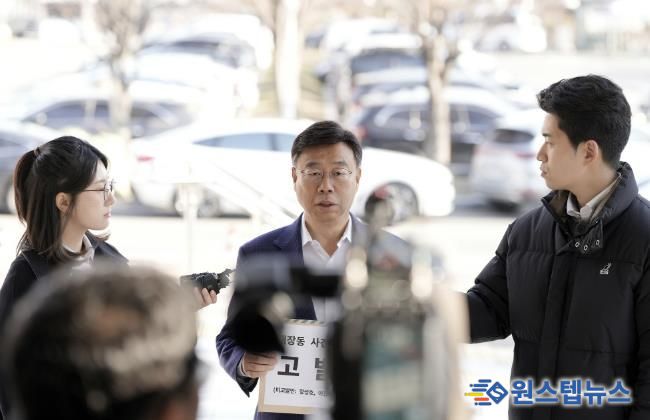 신상진 성남시장이 19일 오전 공수처에 고발장을 접수하고 있다