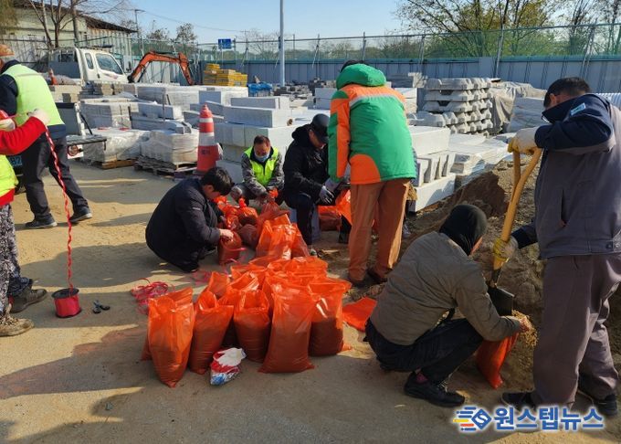 지산동 자율방재단, 대설 대비 모래주머니 제작