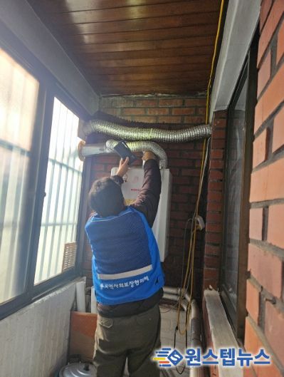 광명시 철산2동 지역사회보장협의체는 지난 18일, 본격적인 겨울철을 앞두고 어르신들의 안전한 겨울나기를 위해 관내 경로당 2곳과 공동생활시설 ‘동행’을 방문해 수도와 난방시설의 사전 안전 점검을 실시했다.