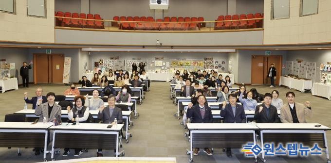 장애인 학습자들이 18일 안산문화예술의전당 국제회의장에서 ‘안산시 장애인 평생학습 성과공유회’를 진행하고 있다.