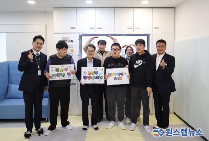 20일 오전 김동연 경기도지사가 파주 최중증 발달장애인통합돌봄센터 1호점을 방문해 최중증 발달장애인 낮 활동 참여 및 소통을 마치고 기념촬영을 하고있다.