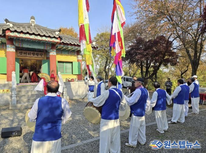 성곡동 주민들이 20일 단원구 성곡동 해봉산 정상에 소재한 잿머리 성황당에서 마을 공동 제사를 지내고 있다.