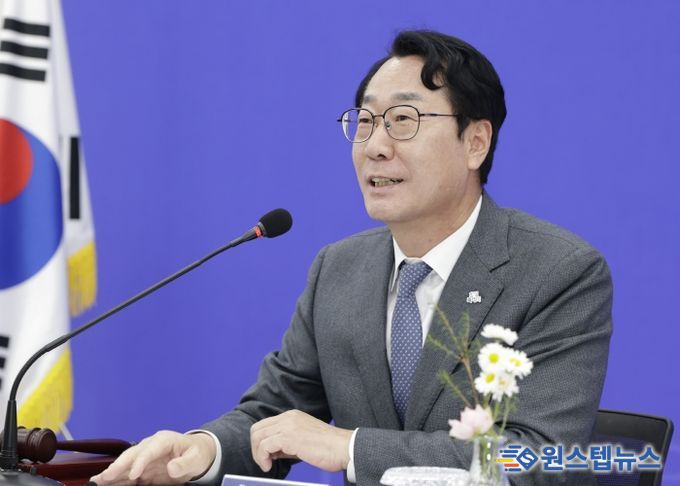 정명근 화성특례시장이 대한민국특례시시장협의회장 자격으로 회의를 주재하고 있다