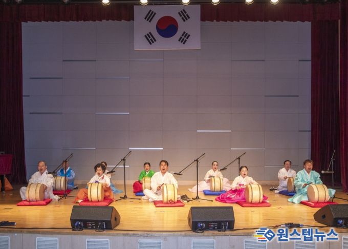 판소리반이 춘향전(농부가)을 공연하고 있다.