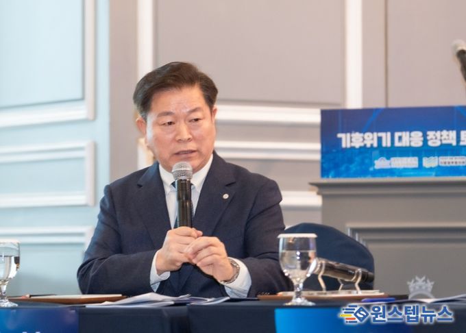 박승원 광명시장이 24일 서울 여의도 켄싱턴호텔에서 열린 ‘국가와 지방이 함께하는 탄소중립 실현, 기후위기 대응 정책 토론회’에 참석해 지방정부 기후 분권의 필요성에 대해 말하고 있다.